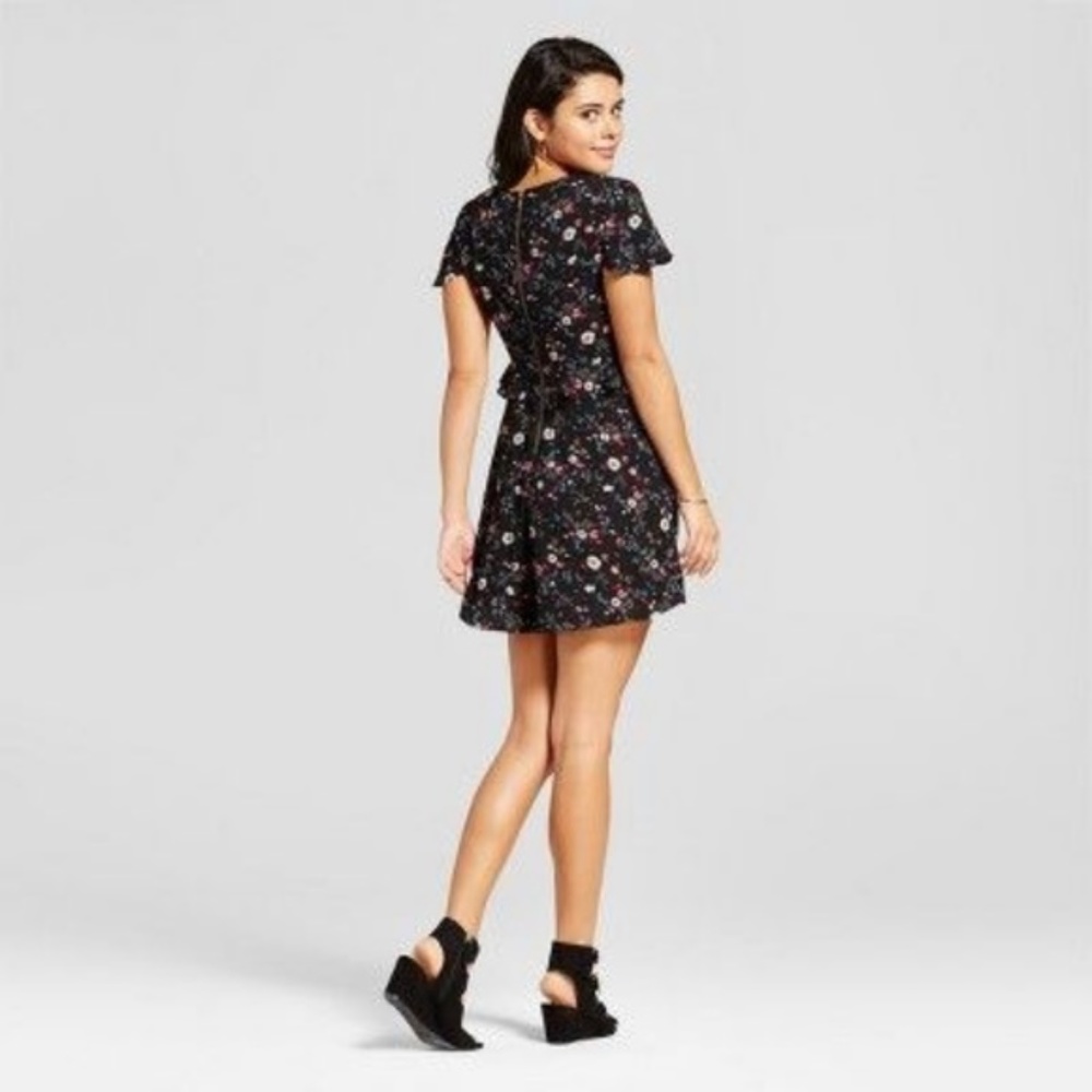 NEW Black Floral Ruffle Short Sleeve Dress sz S/M - Picture 2 of 8